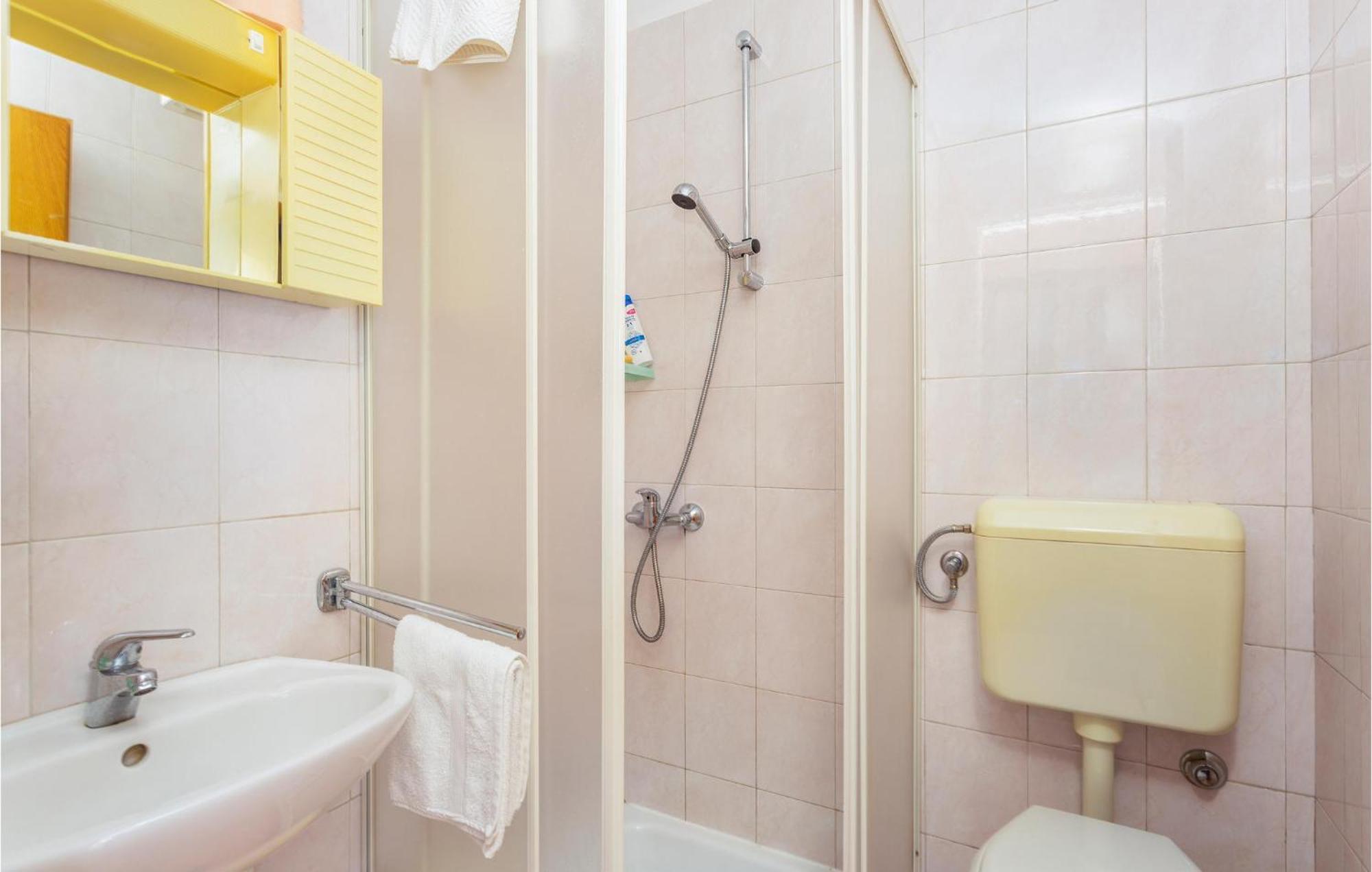 1 Bedroom Beautiful Apartment In Linardici Exterior photo