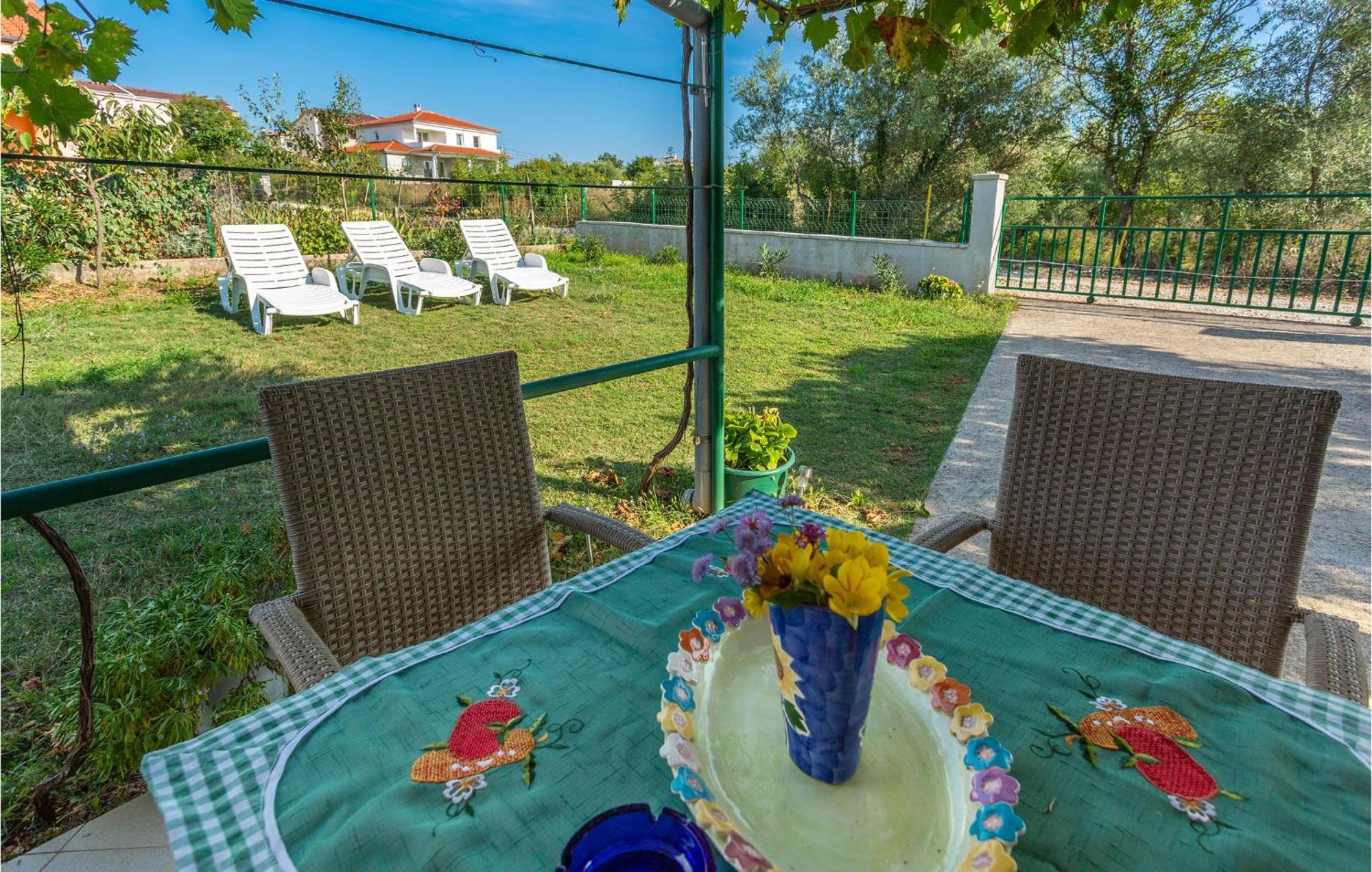 1 Bedroom Beautiful Apartment In Linardici Exterior photo