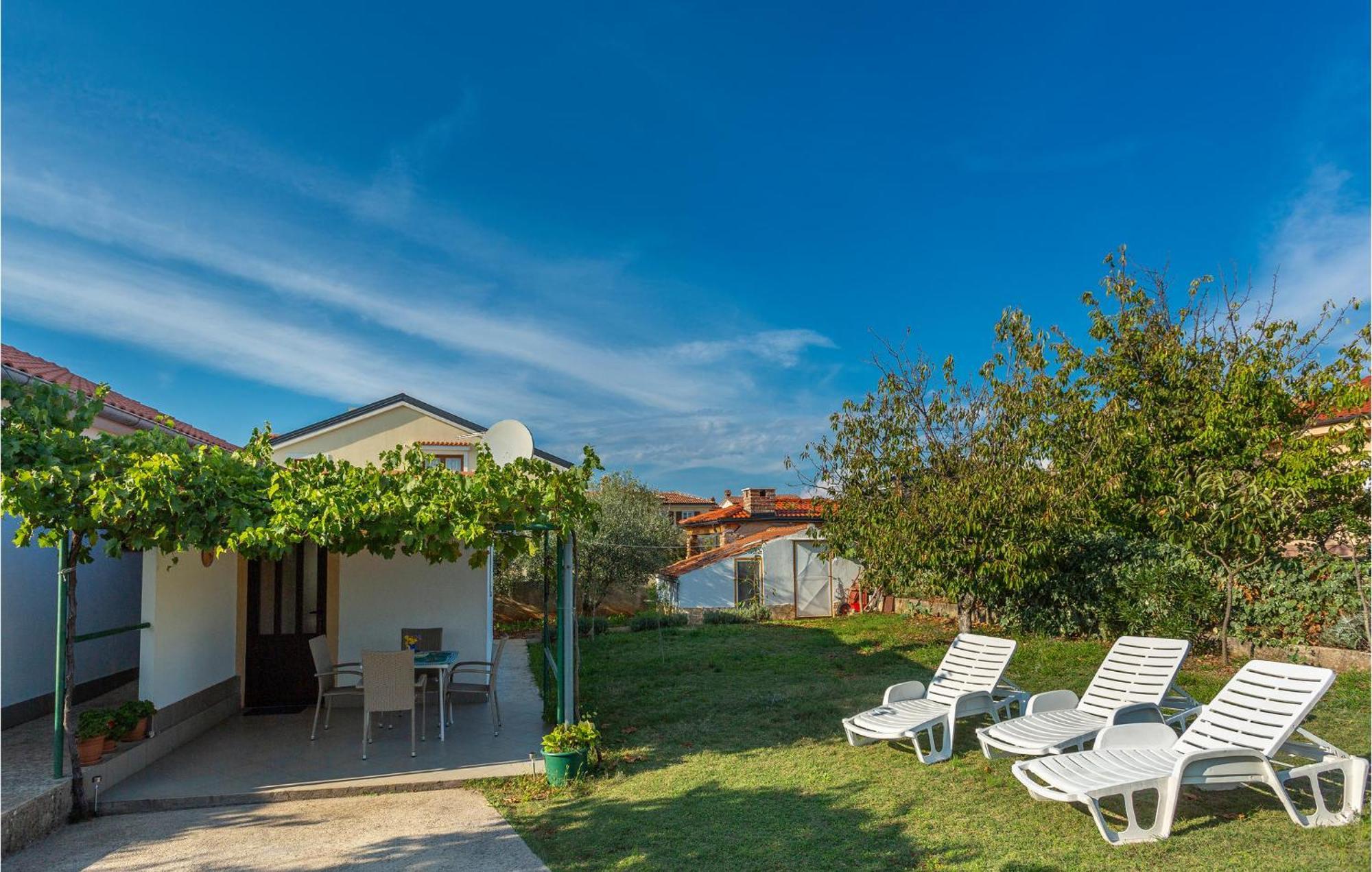 1 Bedroom Beautiful Apartment In Linardici Exterior photo