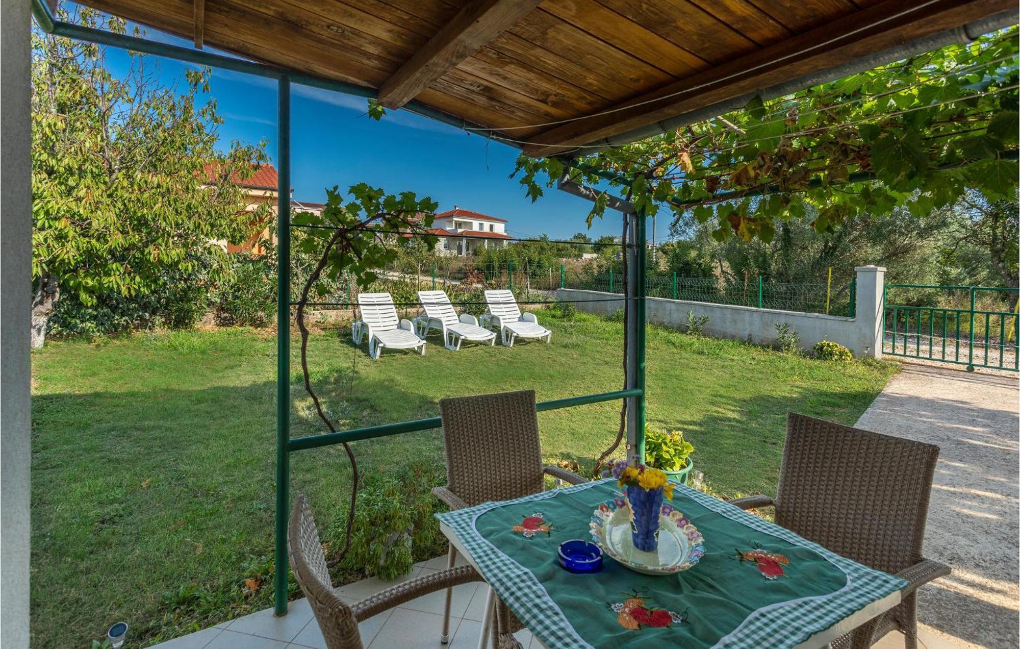 1 Bedroom Beautiful Apartment In Linardici Exterior photo