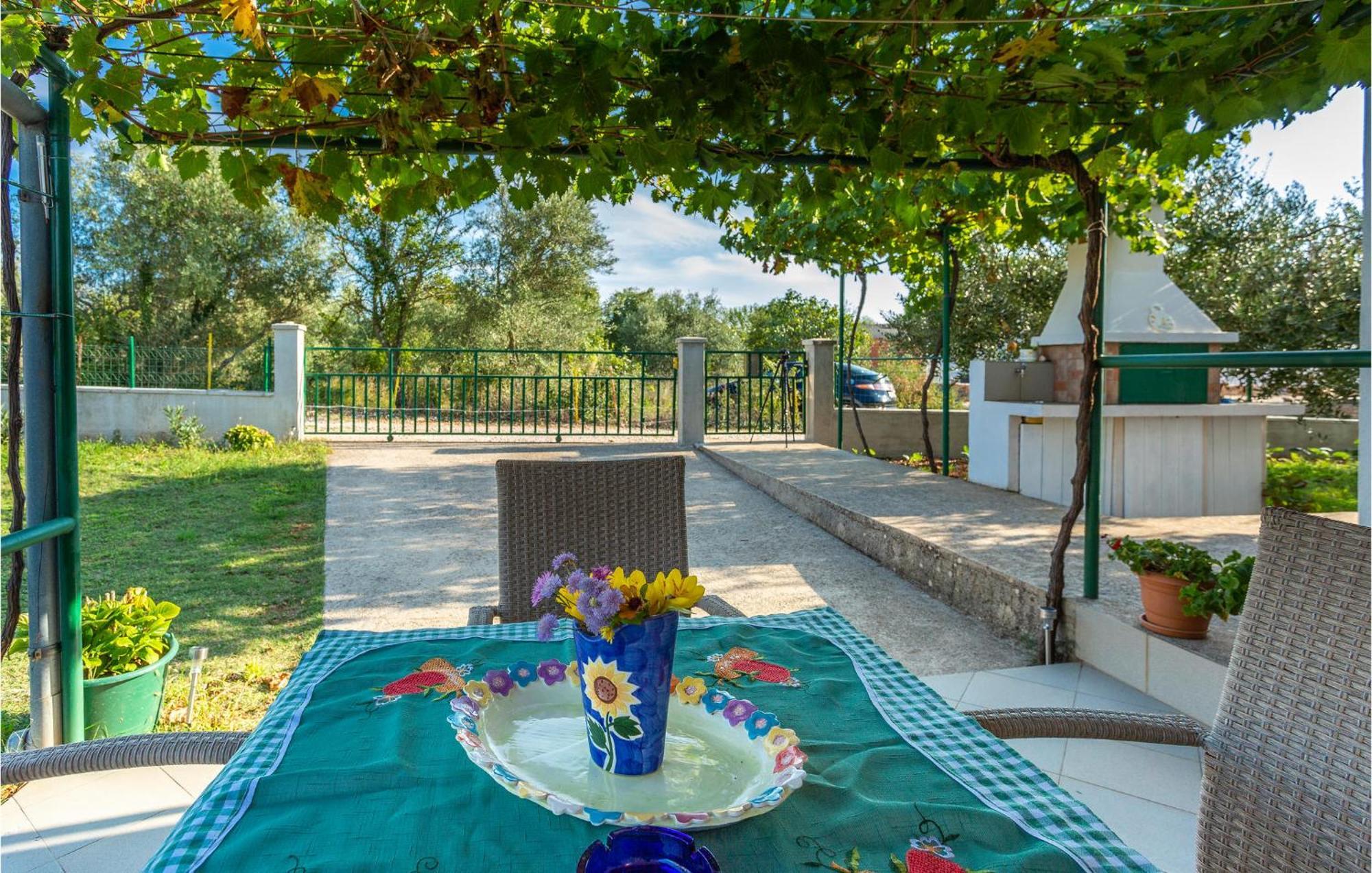 1 Bedroom Beautiful Apartment In Linardici Exterior photo